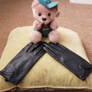 Size S, Ralph Lauren Black 100% Leather /Cuir Glove. Fully Lined inside.